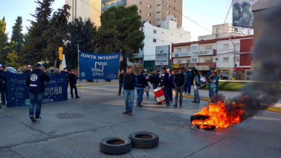 Trabajadores del EPAS reclamaron y la Muni los denunció y multó
