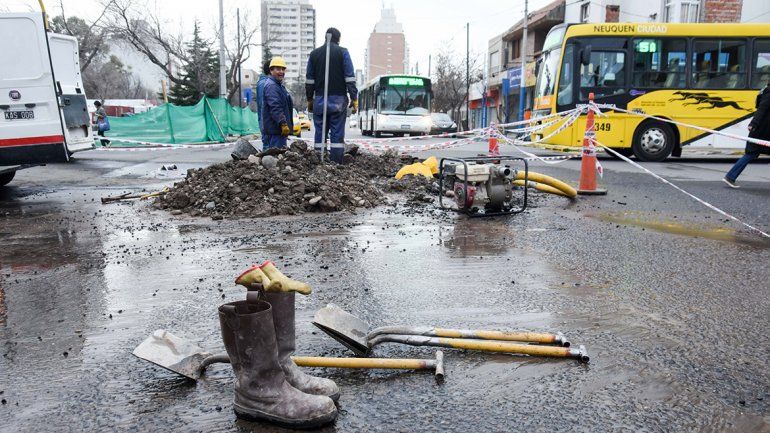 Mañana complicada por dos caños rotos en el Bajo
