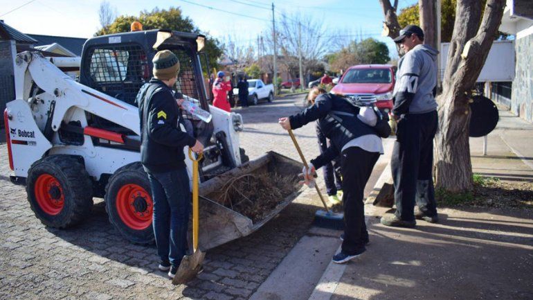 Peressini limpió y arregló calles junto con los vecinos
