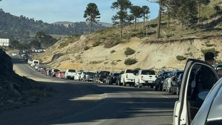 Varios kilómetros de fila en el paso Pino Hachado en el inicio del finde largo de Carnaval