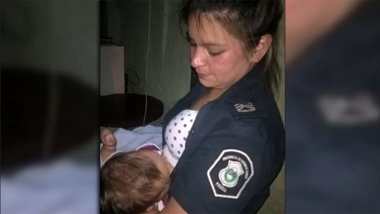 Una mujer murió electrocutada y una policía amamantó a su bebé