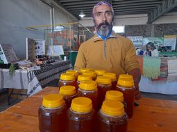 Sandro Currumil, de la Asociación de Apicultores de Aluminé. Sandro Currumil, de la Asociación de Apicultores de Aluminé.