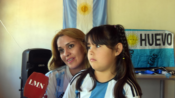 promesa cumplida: el tatuaje de la hermana del huevo acuna promesa cumplida: el tatuaje de la hermana del huevo acuna