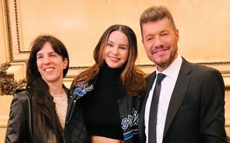 El conductor y la bailarina juntos, en un desfile de su hija Juanita. El conductor y la bailarina juntos, en un desfile de su hija Juanita.