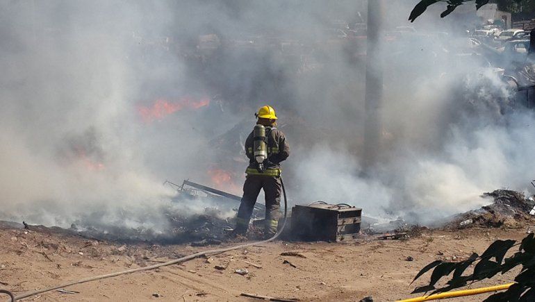 Incendio en un desarmadero llenó de humo el cielo neuquino: impactantes imágenes