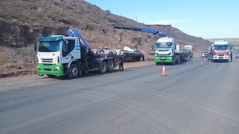 Ruta 7: volcó un camión con agua para un pozo petrolero en Añelo