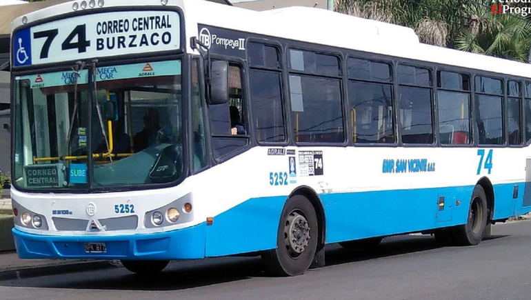 Chofer creó un grupo de WhatsApp para avisarles el recorrido a sus pasajeros