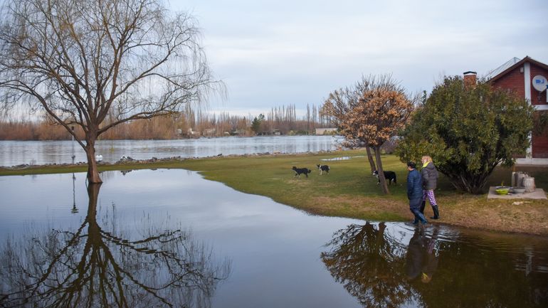 La crecida del río Neuquén en la Isla El Porvenir a finales de junio. Ahora el agua comenzó a subir de nuevo. La crecida del río Neuquén en la Isla El Porvenir a finales de junio. Ahora el agua comenzó a subir de nuevo.