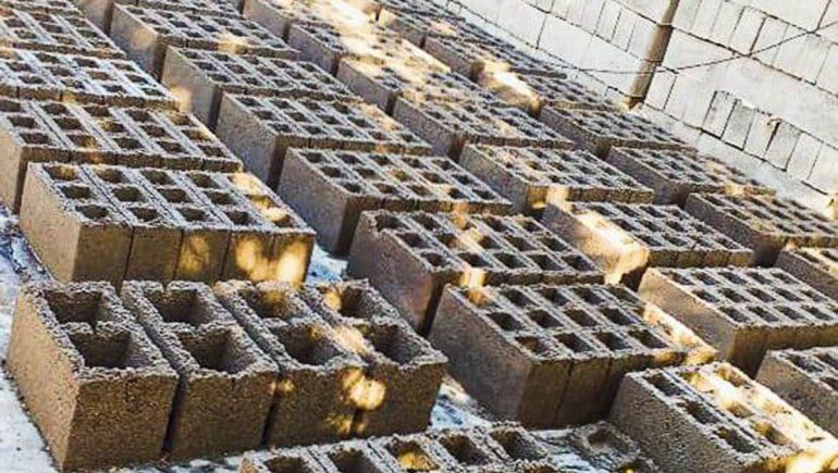 Una máquina bloquera le cambió la vida a un pueblo del norte neuquino