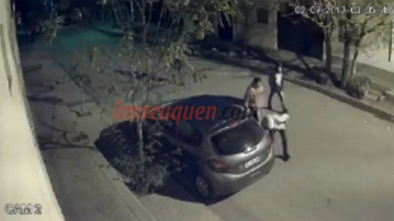 Vandalismo: adolescentes se pasean por las calles con un punzón para romper cubiertas