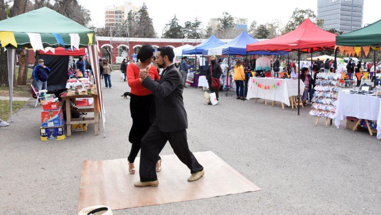 Superar la pandemia por el camino del tango: la historia de Bettina y Martín