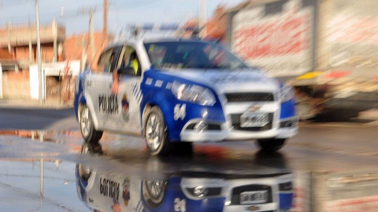 Balearon un local comercial y fueron detenidos