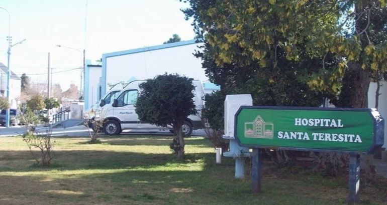 El preso herido con varios puntazos está con asistencia respiratoria mecánica en la terapia intensiva del Hospital Santa Teresita, en Rawson. El preso herido con varios puntazos está con asistencia respiratoria mecánica en la terapia intensiva del Hospital Santa Teresita, en Rawson.