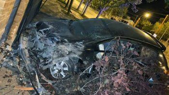 policia perdio el control de su auto y se estrello contra un porton policia perdio el control de su auto y se estrello contra un porton