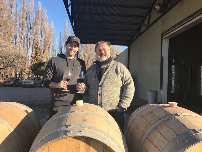 Los mismos pasos, Pablo, hijo de Marcelo, enólogo y una pieza fundamental en Bodegas Miras Los mismos pasos, Pablo, hijo de Marcelo, enólogo y una pieza fundamental en Bodegas Miras