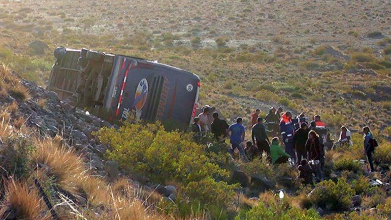 Chofer se durmió y colectivo turístico cayó por el barranco: tres muertos