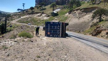 ruta 242: un camion volco y casi termina en una tragedia ruta 242: un camion volco y casi termina en una tragedia