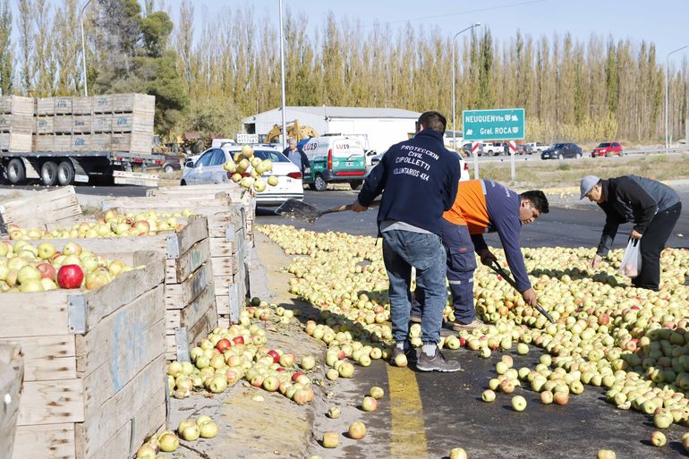 Impactante: camión repleto de manzanas perdió la carga en la rotonda del tercer puente