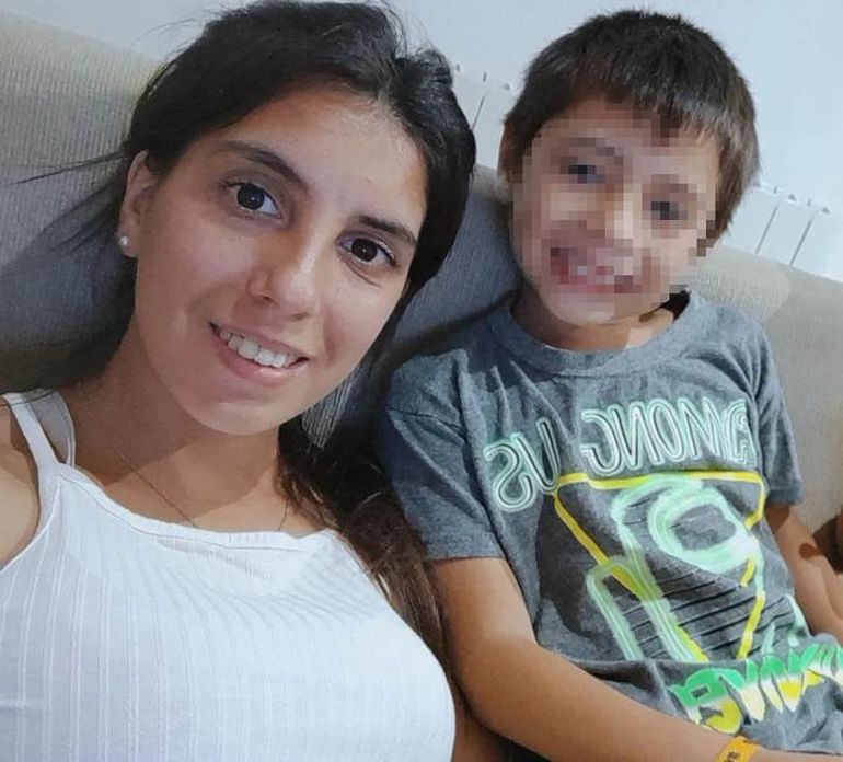 Dyana Sagari, en una foto familiar con su hijo que fue secuestrado el pasado viernes de la puerta de la escuela. Dyana Sagari, en una foto familiar con su hijo que fue secuestrado el pasado viernes de la puerta de la escuela.
