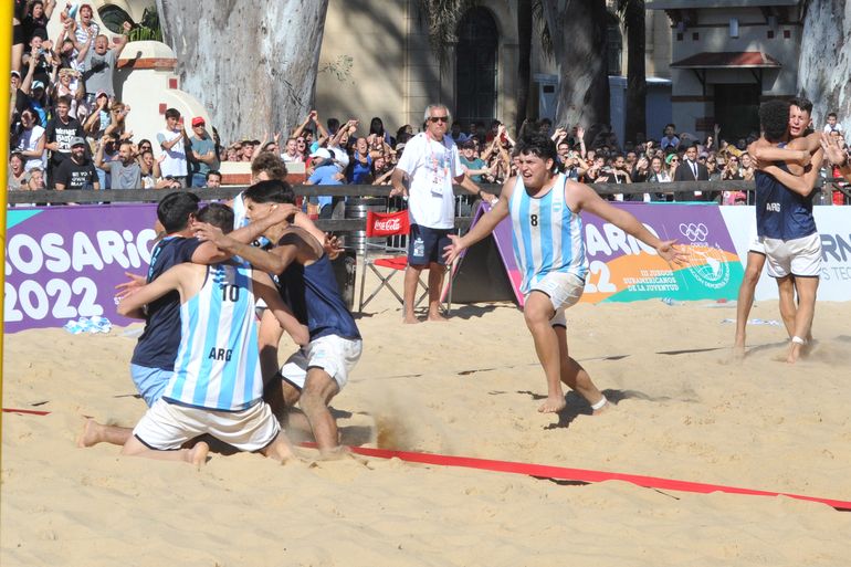 El arquero neuquino Juan Manuel Ramírez se acerca para el festejo de Argentina campeón en beach handball (FOTO SERGIO DOVIO)