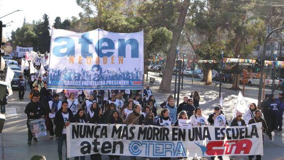 Marcha de ATEN a cinco años de la explosión y muerte de la Escuela 144 de Aguada San Roque, donde murió la docente Mónica Jara, el gasista Nicolás Francés y su sobrino ayudante, Mariano Spinedi.