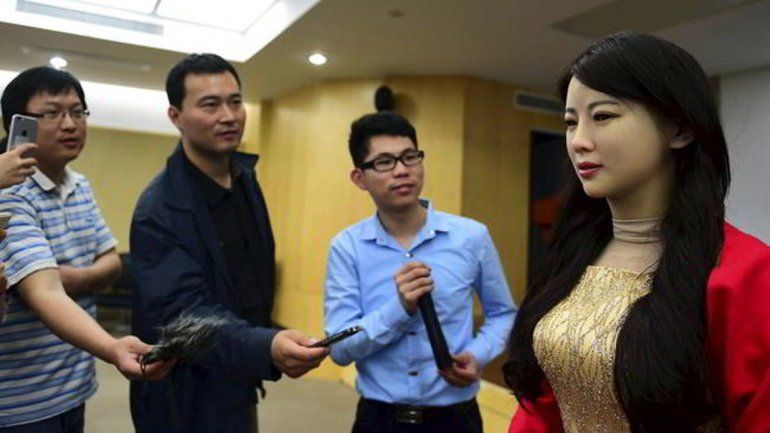 Los científicos buscan que el robot tengan emociones.