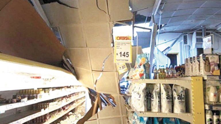 El techo del supermercado La Anónima en Cutral Co se vino abajo.&nbsp;