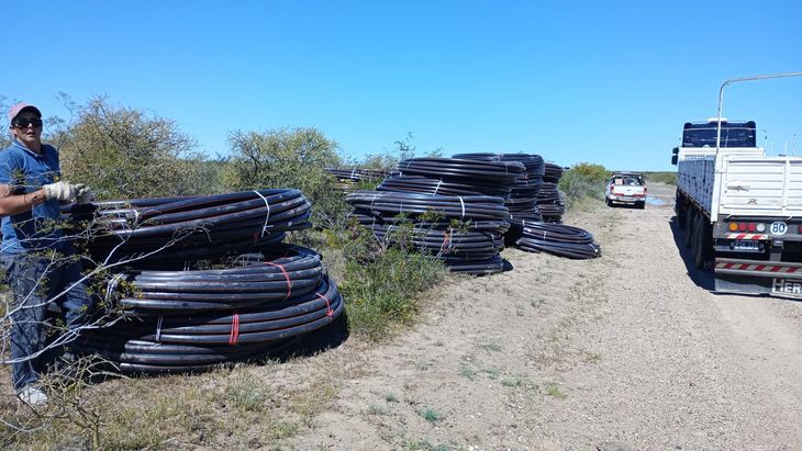 La inversión de 100.000 dólares permitió reemplazar el costoso transporte terrestre por una manguera. La inversión de 100.000 dólares permitió reemplazar el costoso transporte terrestre por una manguera.