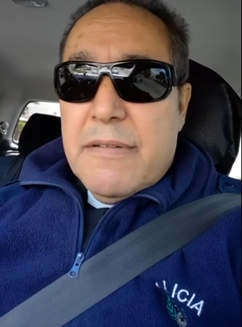 Fabián Gómez, el "cura obrero", con el cinturón de seguridad y su buzo de la policía: muchos lo criticaron por grabar un video mientras manejaba por Comodoro Rivadavia. Fabián Gómez, el "cura obrero", con el cinturón de seguridad y su buzo de la policía: muchos lo criticaron por grabar un video mientras manejaba por Comodoro Rivadavia.