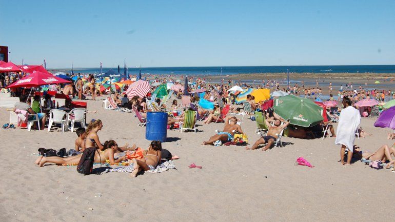 Las playas están sectorizadas por los jóvenes solteros y las familias.