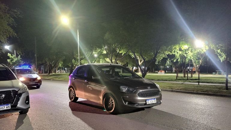 Barrio Cumelén: delincuentes abandonaron su auto, robaron el de una vecina y continuaron su fuga