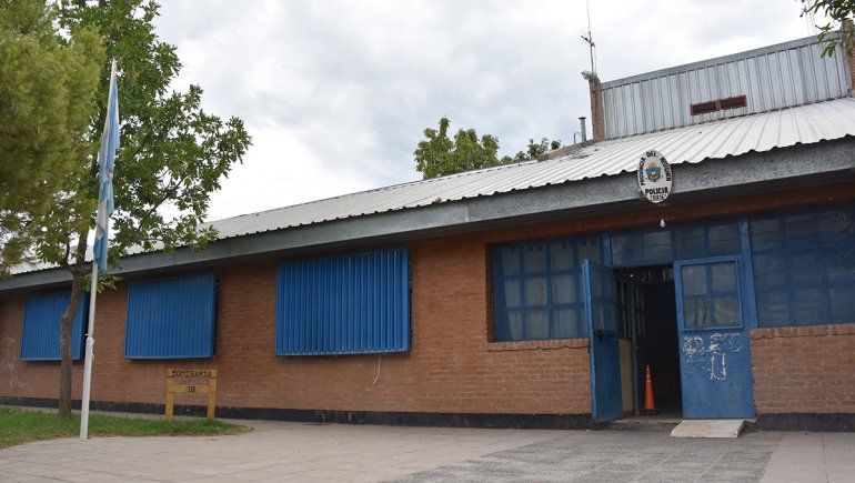 Le apuntaron con un arma para robarle el celular