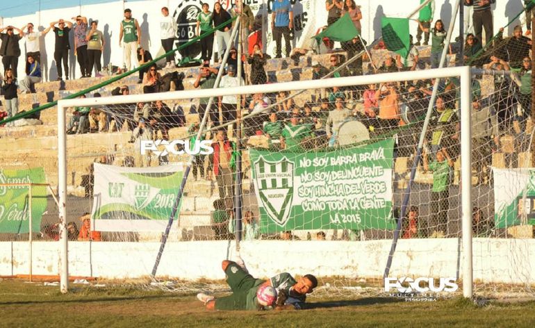Traiman ataja el último penal y mete a Vecinal en el Regional. Foto: Exequiel Dylan Cuevas Traiman ataja el último penal y mete a Vecinal en el Regional. Foto: Exequiel Dylan Cuevas