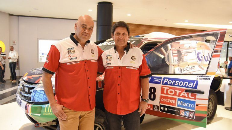 Roberto Corvalán y Fernando Bradach con la Duster lista para salir. l