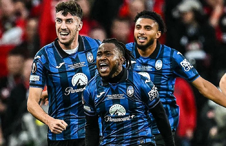 Lookman festeja con sus compañeros del Atalanta en la noche de Dublin.&nbsp;