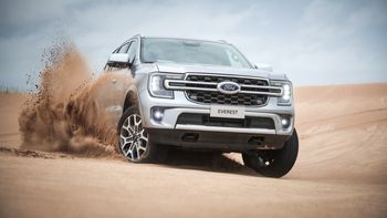 El nuevo Ford Everest llega importado de Tailandia con un poderoso motor EcoBoost turbo naftero de 2.3 litros que entrega 300 CV y 446 Nm de torque. El nuevo Ford Everest llega importado de Tailandia con un poderoso motor EcoBoost turbo naftero de 2.3 litros que entrega 300 CV y 446 Nm de torque.