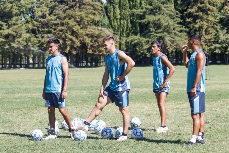 Deportivo Rincón realiza su pretemporada en Cipolletti. Fotos: Anahí Cárdena