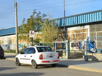 La Escuela 723 Puerto Argentino, de Comodoro Rivadavia, donde la madre de una alumna se mostró muy alterada y se retiró gritando amenazas.&nbsp;