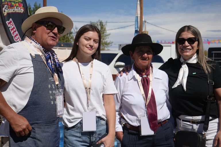La intendenta de Rincón de los Sauces, Norma Sepúlveda, junto a participantes. 