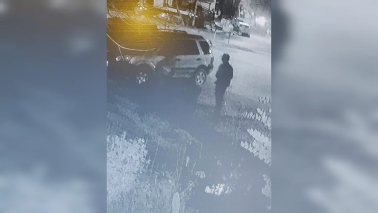 Los sospechosos podrían ser menores de edad. También rayaron un edificio y los juegos de un plaza. Los sospechosos podrían ser menores de edad. También rayaron un edificio y los juegos de un plaza.