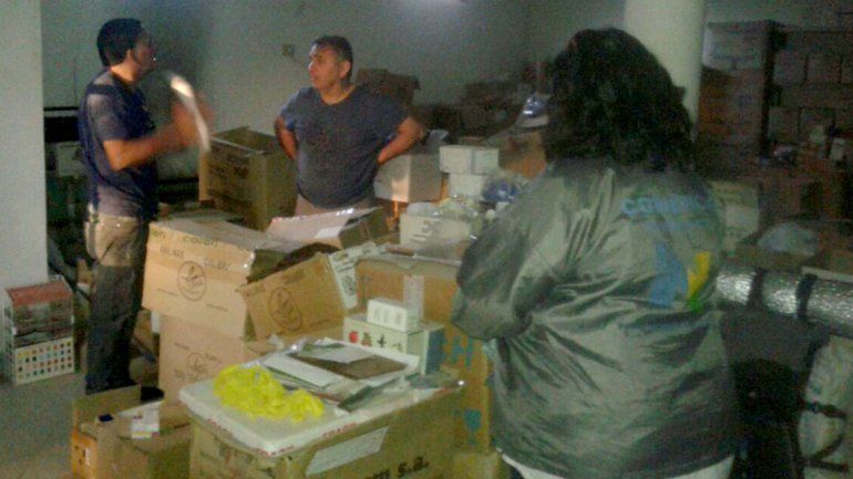 Inspectores municipales durante el operativo en el depósito ilegal.