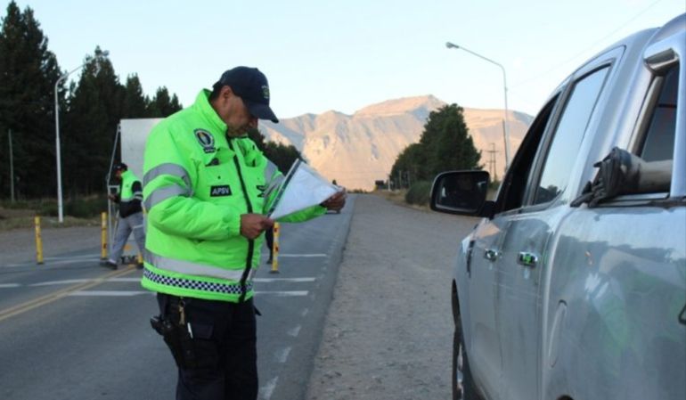 Una padre de la escuela reclamó que pongan agentes de tránsito en los horarios de entrada y salida de la escuela primaria de Esquel (imagen ilustrativa). Una padre de la escuela reclamó que pongan agentes de tránsito en los horarios de entrada y salida de la escuela primaria de Esquel (imagen ilustrativa).