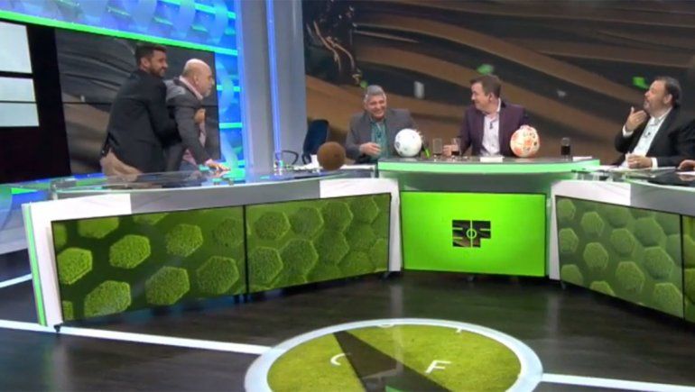 Pagani volvió a hacer papelones al aire: se cayó y preocupó a sus compañeros