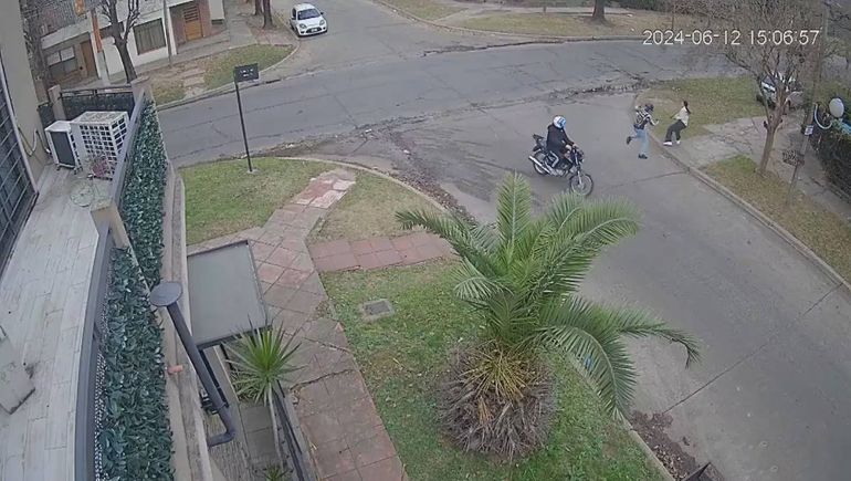 Uno de los delincuentes se bajó para abordarla.
