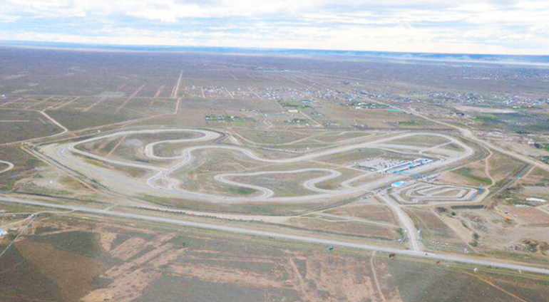 En la zona del autódromo lo tiraron a un pozo con agua y le sumergieron la cabeza varias veces, impidiéndole respirar. "Pensé que no salía con vida", declaró el joven en su denuncia. En la zona del autódromo lo tiraron a un pozo con agua y le sumergieron la cabeza varias veces, impidiéndole respirar. "Pensé que no salía con vida", declaró el joven en su denuncia.