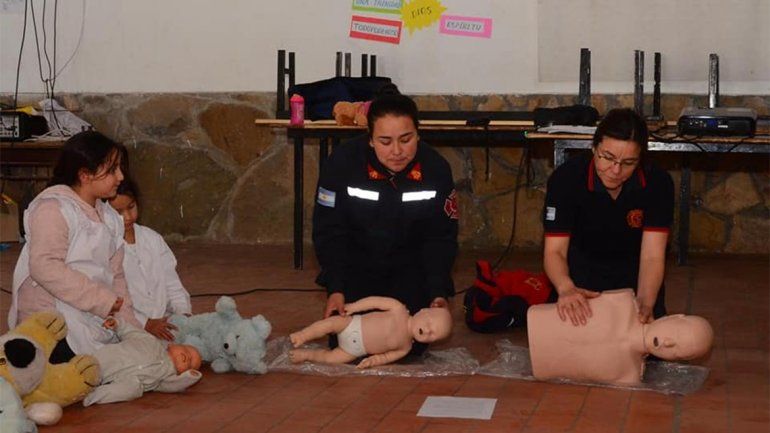 El innovador método con el que los Bomberos de Pehuenia le enseñan RCP a los niños