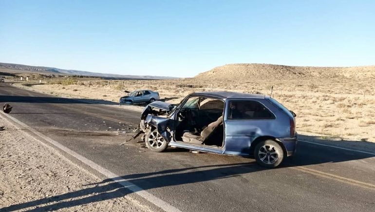 El Volkswagen Gol quedó en la Ruta 14 con la trompa destrozada. Pero por fortuna sólo hubo heridos.