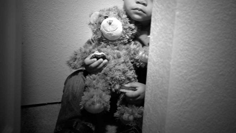 Lo condenaron por violar a su hijo de 2 y sigue libre