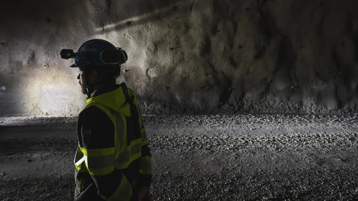 Trabajadores en los túneles profundos de LKAB extraen el mineral clave para la transición verde europea. Trabajadores en los túneles profundos de LKAB extraen el mineral clave para la transición verde europea.