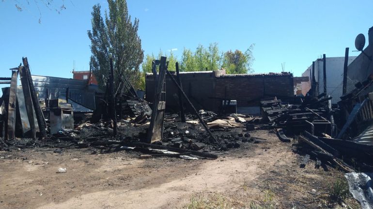 Desesperado pedido: una familia perdió todo en un incendio